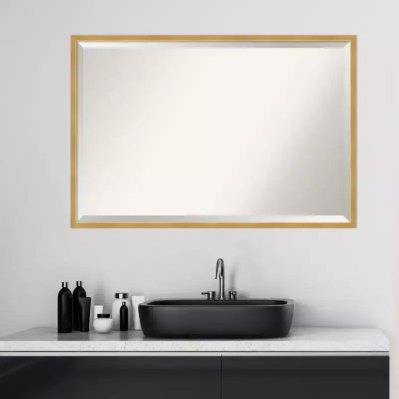 Miroir mural de salle de bain avec cadre en laiton poli 37" x 25" doré - : Rectangulaire moderne, biseauté, à fixation murale
