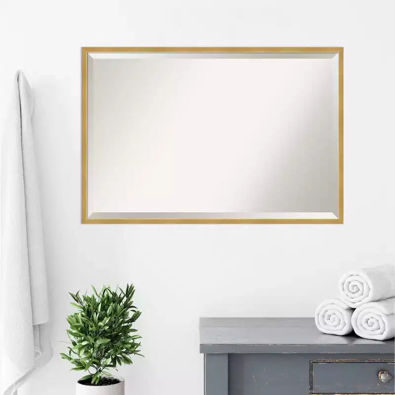 Miroir mural de salle de bain avec cadre en laiton poli 37" x 25" doré - : Rectangulaire moderne, biseauté, à fixation murale