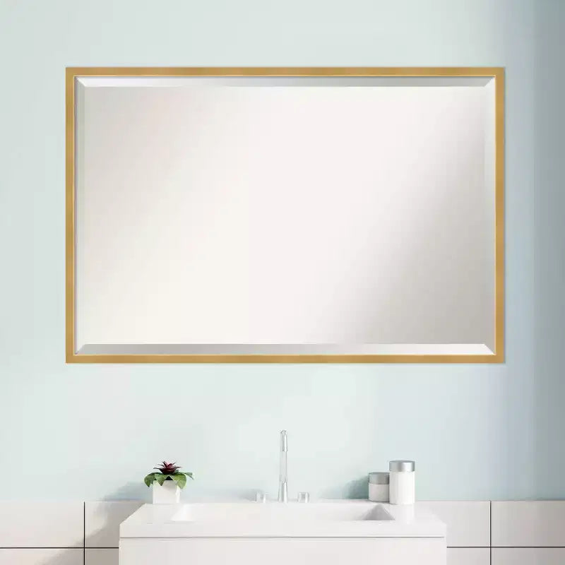 Miroir mural de salle de bain avec cadre en laiton poli 37" x 25" doré - : Rectangulaire moderne, biseauté, à fixation murale