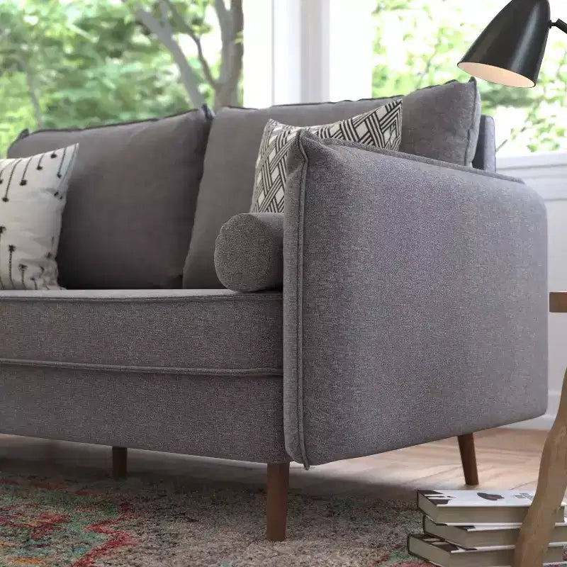 Canapé capitonné de style Mid-Century Modern avec ressorts ensachés, pieds en bois et coussins de dossier amovibles