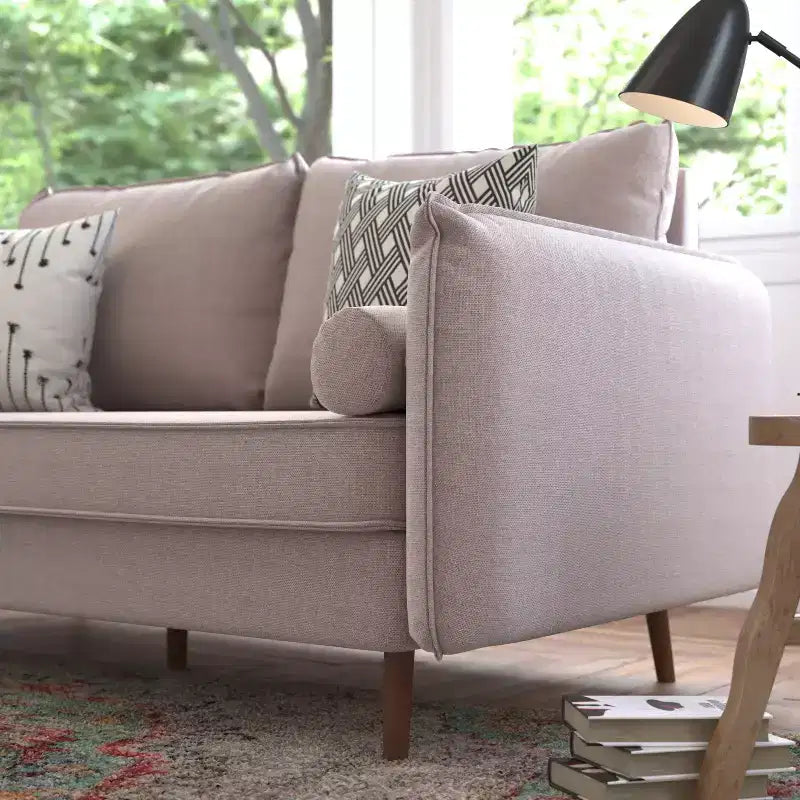 Canapé capitonné de style Mid-Century Modern avec ressorts ensachés, pieds en bois et coussins de dossier amovibles